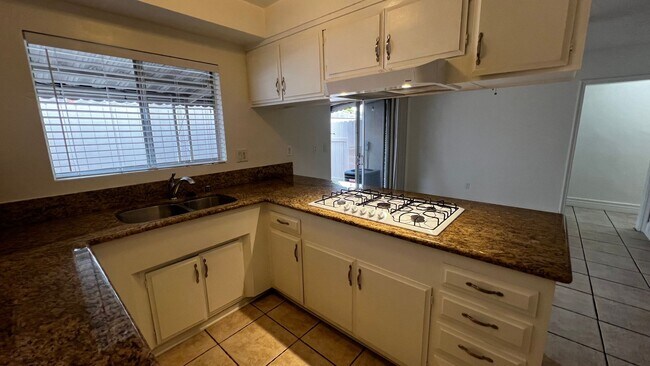 Building Photo - 3 Bed 2 Bath Downstairs Apartment For Rent...