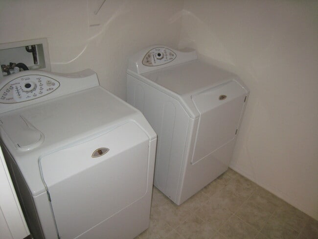 Building Photo - Spacious condo with attached garage.