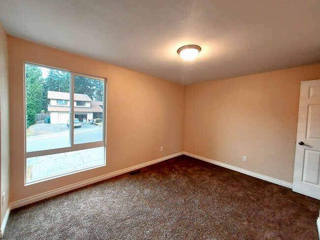 Building Photo - HUGE 5 Bedroom Home - Federal Way