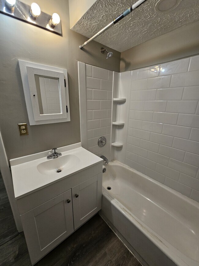 Building Photo - 5604 S 79th St