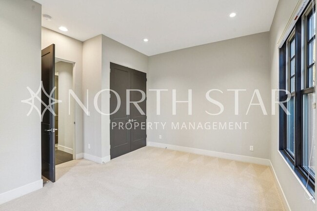 Building Photo - Luxury Living in the Heart of Lake Oswego: Stylish 3-Story Townhouse