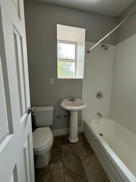691 Elizabeth Ave 22 - 10 Goldsmith Ave