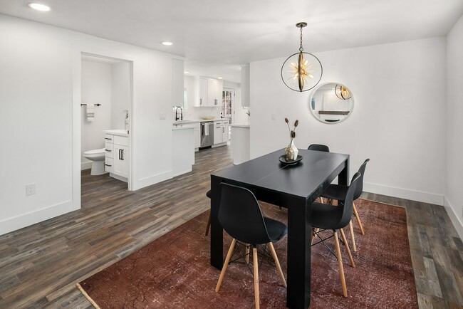 Building Photo - Beautiful Home in Seward Park!