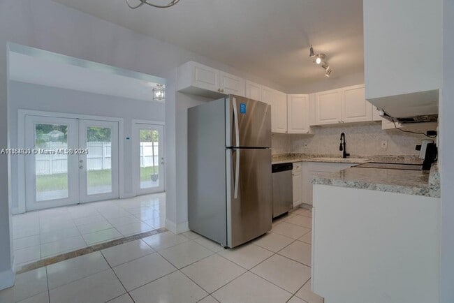 Building Photo - 1155 Brickell Bay Dr