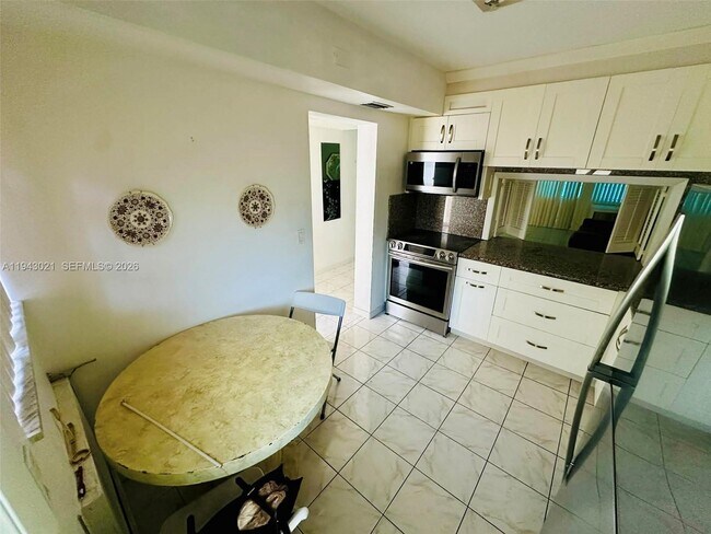 Building Photo - 215 SE 3rd Ave