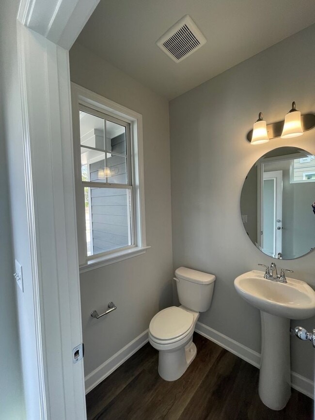 Building Photo - Beautiful Townhome in Downtown Wake Forest