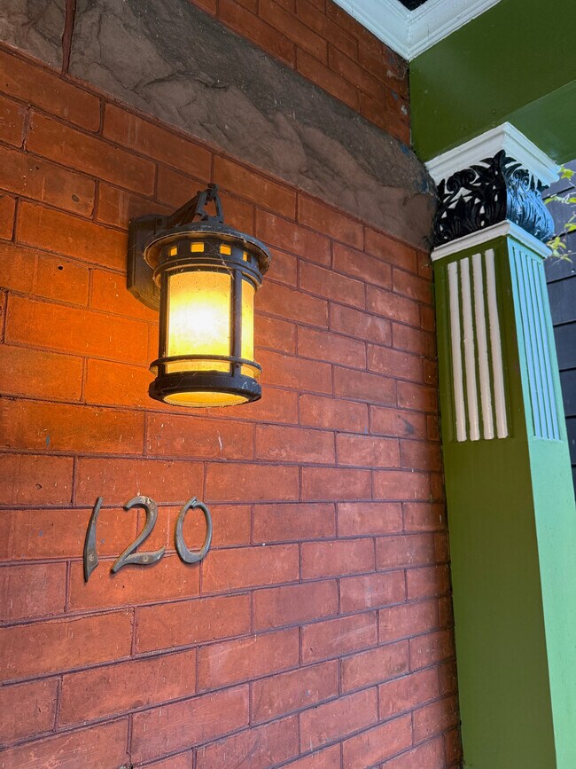 Building Photo - 120 College St