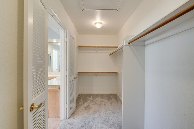 Building Photo - Luxury Meets Comfort in This Beautiful 4-Bedroom Retreat