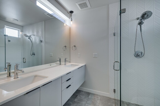 Building Photo - Luxury Capitol Hill Townhome Available Now!