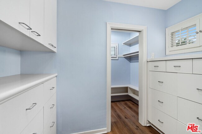 Building Photo - 234 S Roxbury Dr