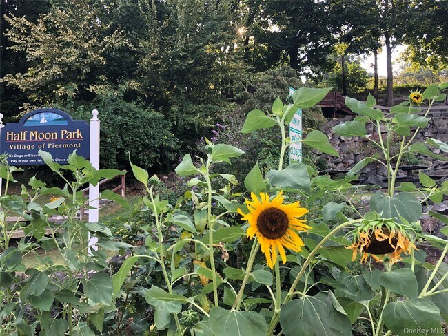 Building Photo - 2 W Lawrence Park Dr