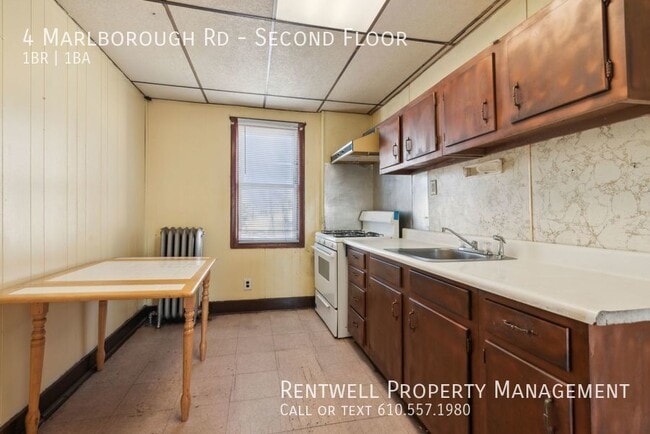 Building Photo - 1BR 1BA Second Floor Apartment is Upper Da...