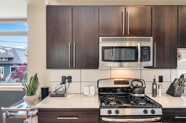 Building Photo - 1220 E Columbia St