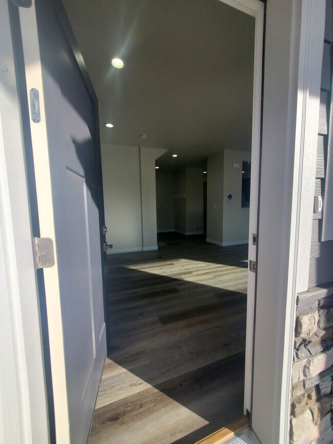 Building Photo - Updated and Very Spacious 3 Bedroom Townho...