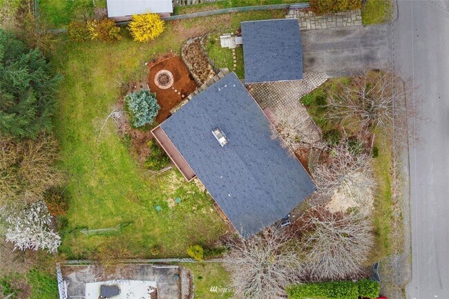 Building Photo - Beautiful 4 Bedroom Close to Everything!