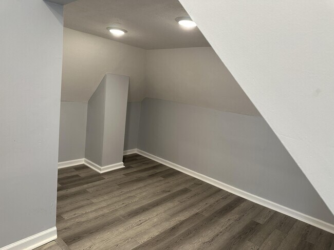 Building Photo - 309 Oak St