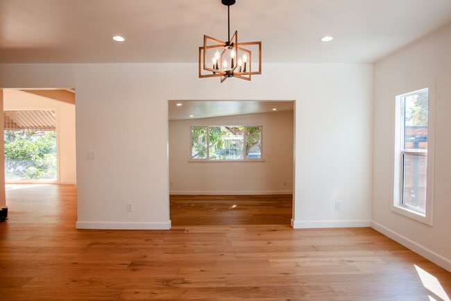 Building Photo - 157 N Vista St