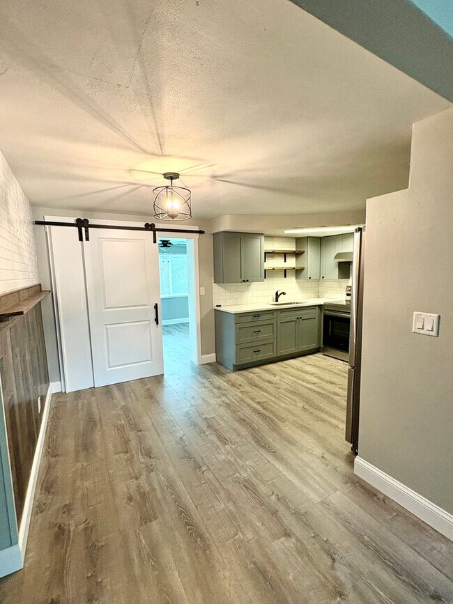 Building Photo - Fully Remodeled Beautiful Home with Bonus ...