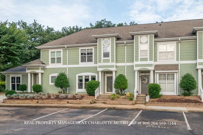 Building Photo - 3BR Townhome - Lake Living in Vineyard Point with Boat Slip Access Near Lake Norman