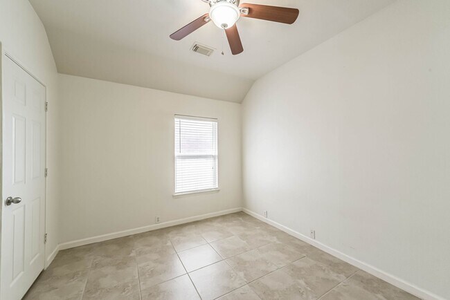 Building Photo - Light and Bright Ready for Immediate Move In!