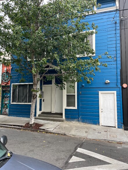 Building Photo - 484 Linden St