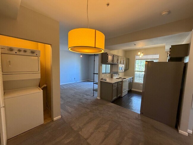 Building Photo - Beautiful 1 Bedroom Condo