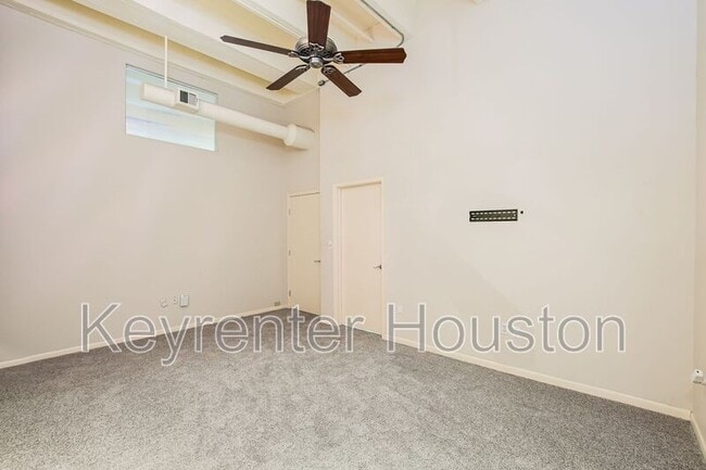 Building Photo - 705 Main St