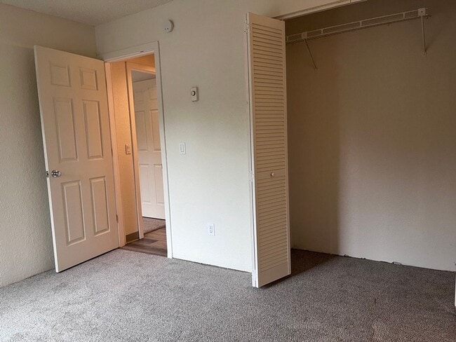 Building Photo - Comfy Habitat Condo in Central Federal Way!