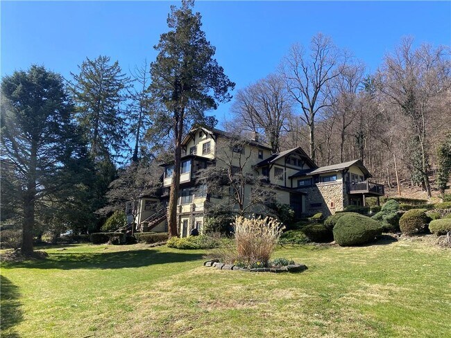 Building Photo - 265 River Rd