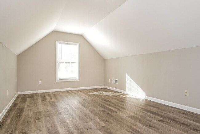 Building Photo - 420 Eglington Tr