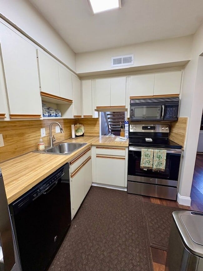 Building Photo - Historic Downtown Fully Furnished 2 Bedroom Condo