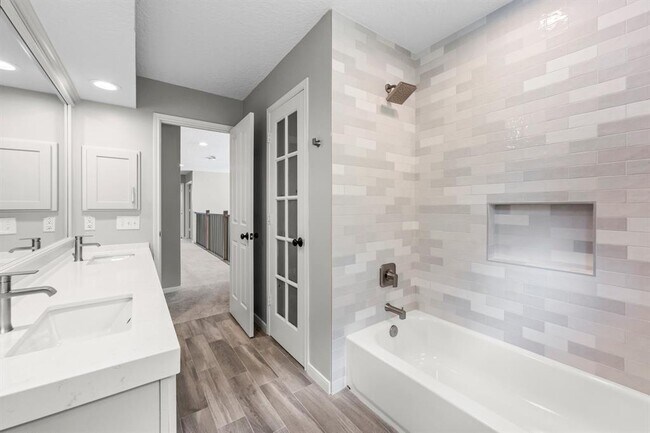 Building Photo - 6 Woodmere Pl