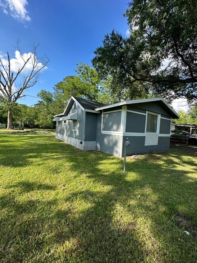 Building Photo - Fully renovated 3/1 Single Family Home ava...