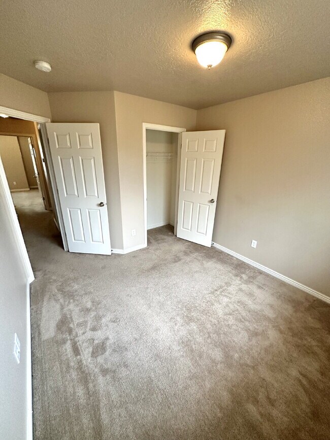 Building Photo - Townhome in prime location