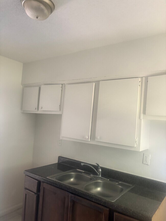 Building Photo - 2565 Peres Ave
