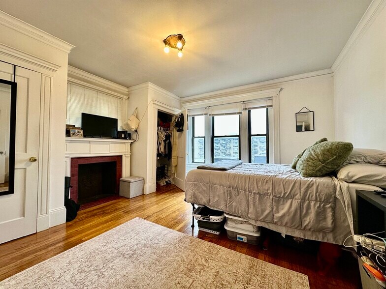Building Photo - 462 Park Dr