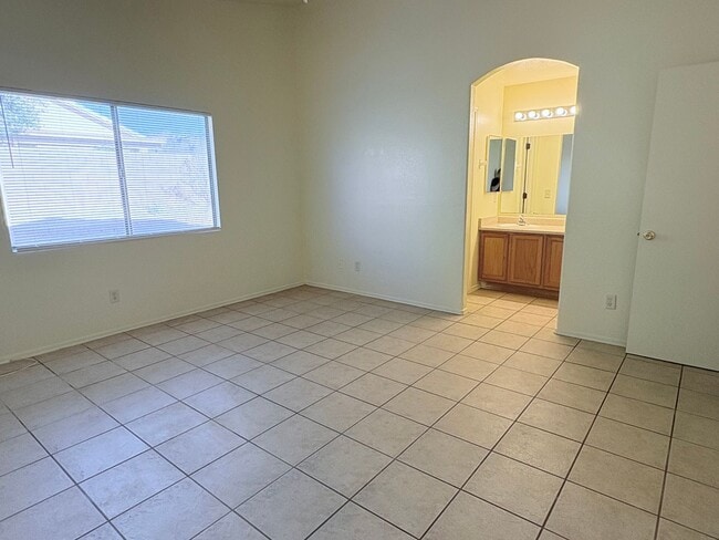 Building Photo - 3 bed/2 bath home on the north west side with garage and fenced yard