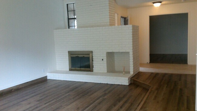 Building Photo - 315 E Nees Ave