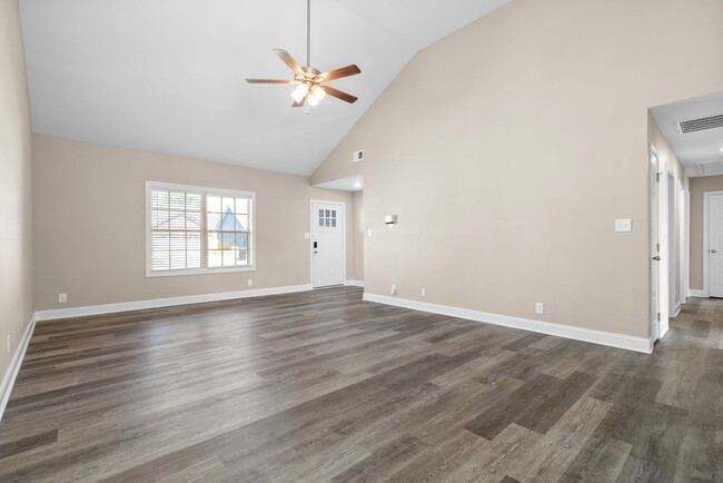 Building Photo - Pet Friendly Three Bedroom!