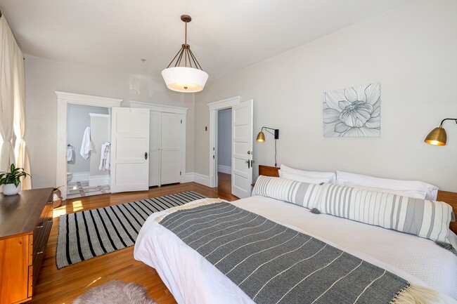 Building Photo - 131 N Main St