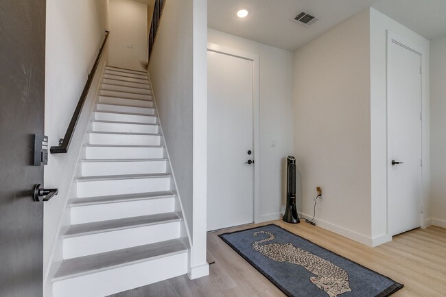 Building Photo - LUXURY 3-BEDROOM TOWNHOUSE AT GRAYSON HOUSE