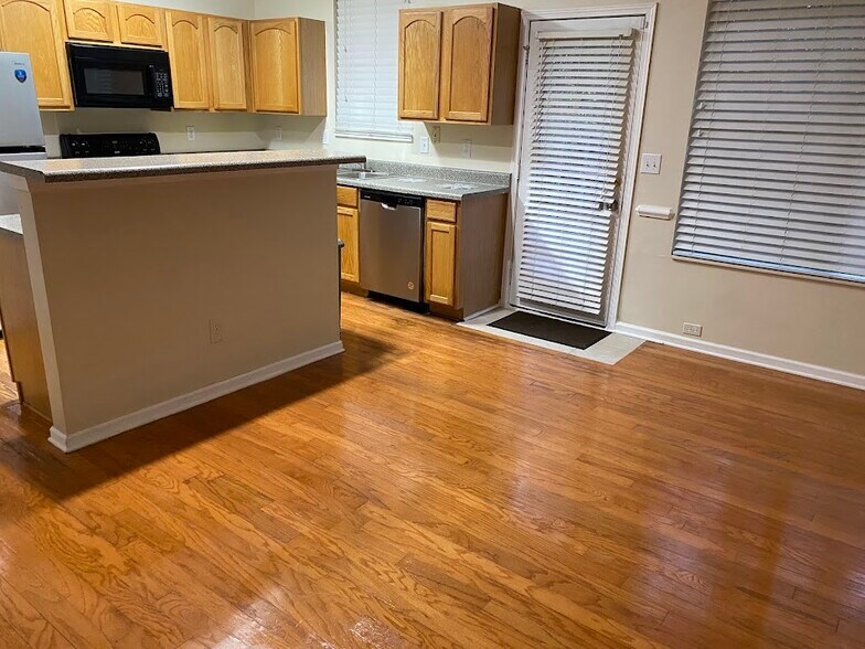 Building Photo - 2858 Parkway Close