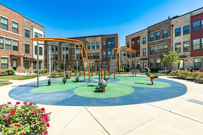 Building Photo - Modern 3 BR Townhome in Village of Towne Square Includes Trash, Cable/internet and Landscaping!