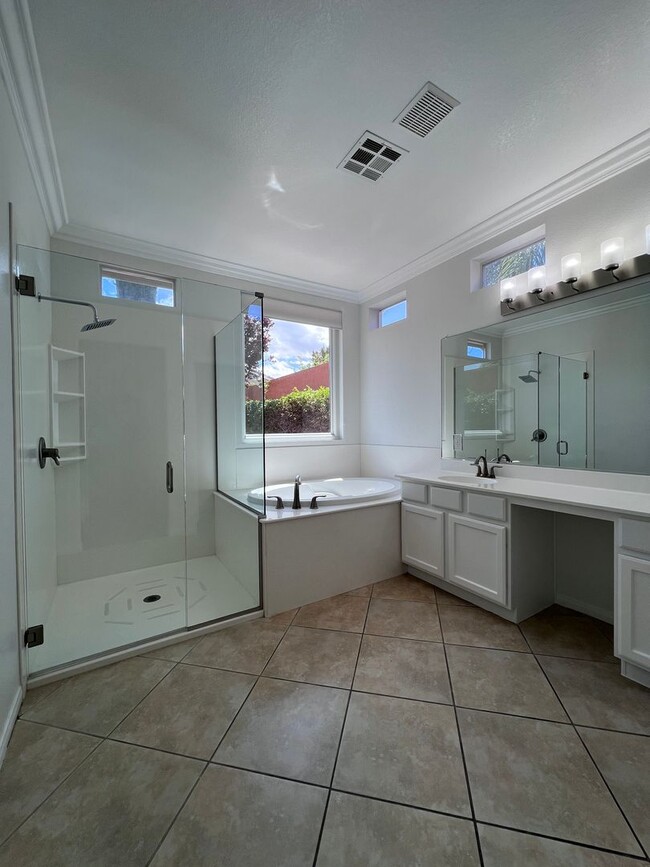 Building Photo - Stunning 4-Bed 3 Car Garage Gated Single S...
