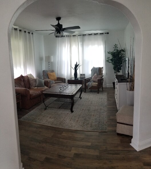 Building Photo - 362-364 W St Charles St