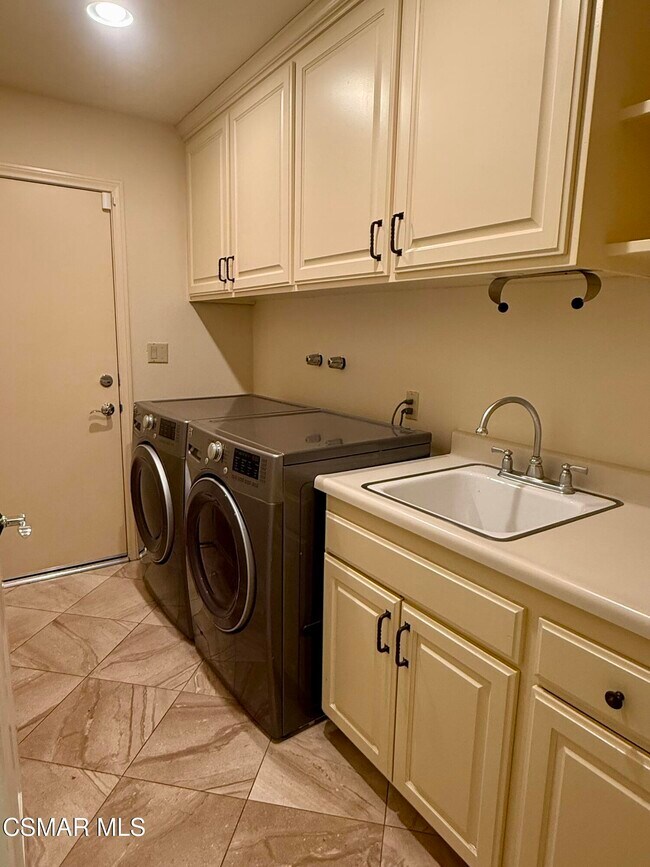 Building Photo - 1922 Golden Sky Cir