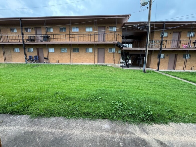 Building Photo - 806 Safady Ave
