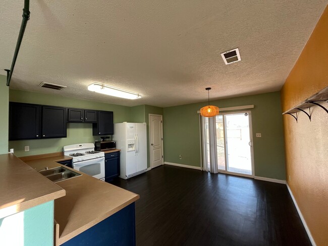 Building Photo - Lovely 2 Bedroom 2 Bathroom Located In Los...