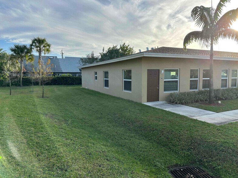 Building Photo - 7410 SW 10th Ct