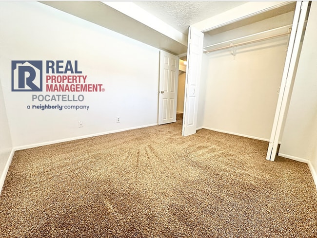 Building Photo - Spacious 4 Bed / 2 Bath Duplex | Garage + Split-Level Layout | Pet Negotiable